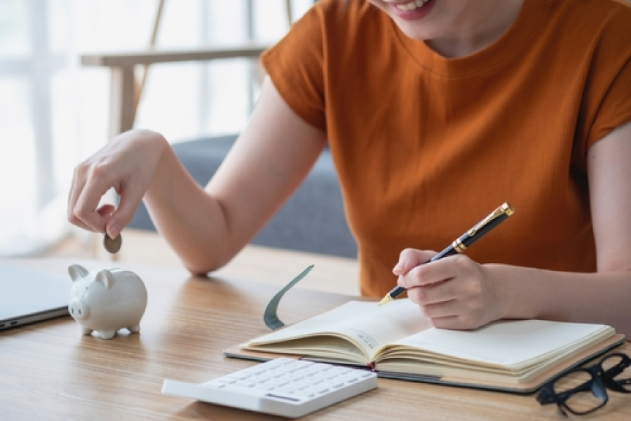 Poupança para jovens: por onde começar quando se começa a trabalhar?